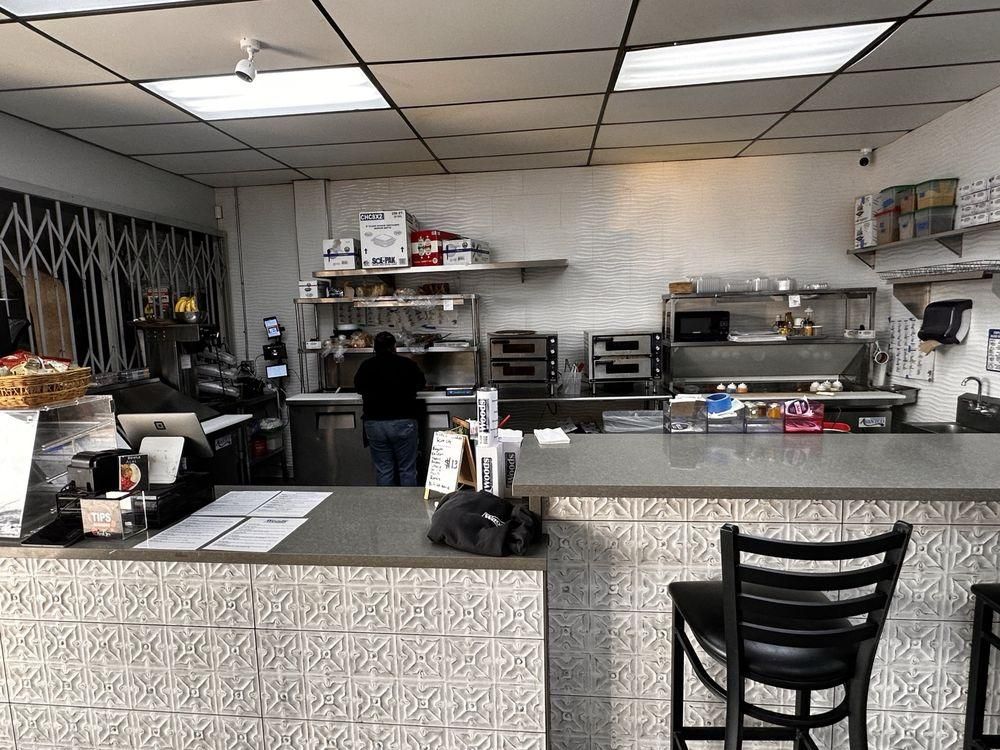Huntington Park - Woods Deli restaurant