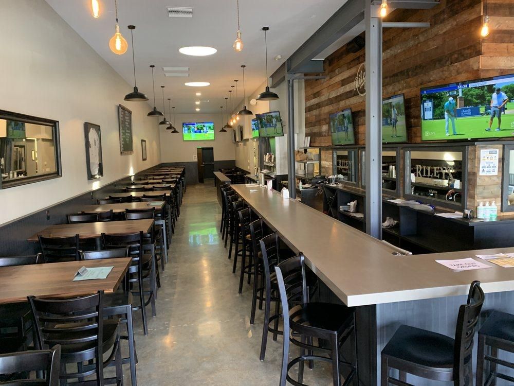 Long Beach - Riley's on 2nd Street restaurant