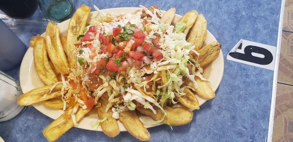 Pollo Con Tajadas dish