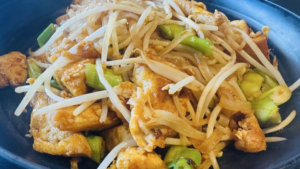 Chicken Pad Thai dish