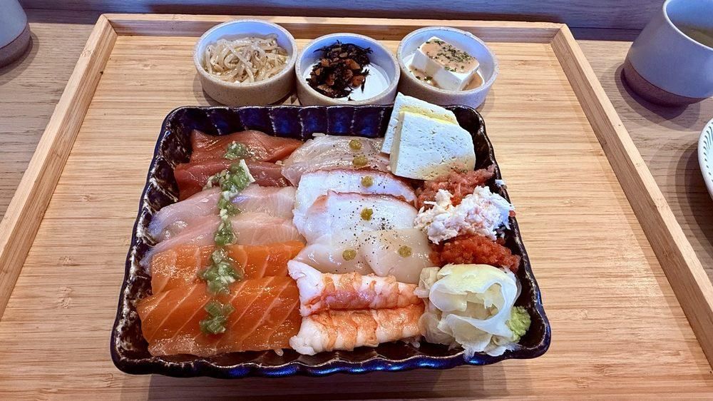 Chirashi dish