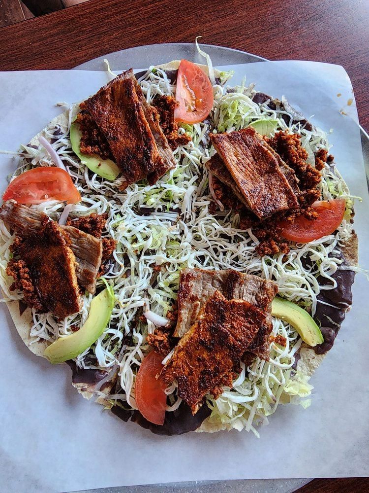 Tlayuda dish