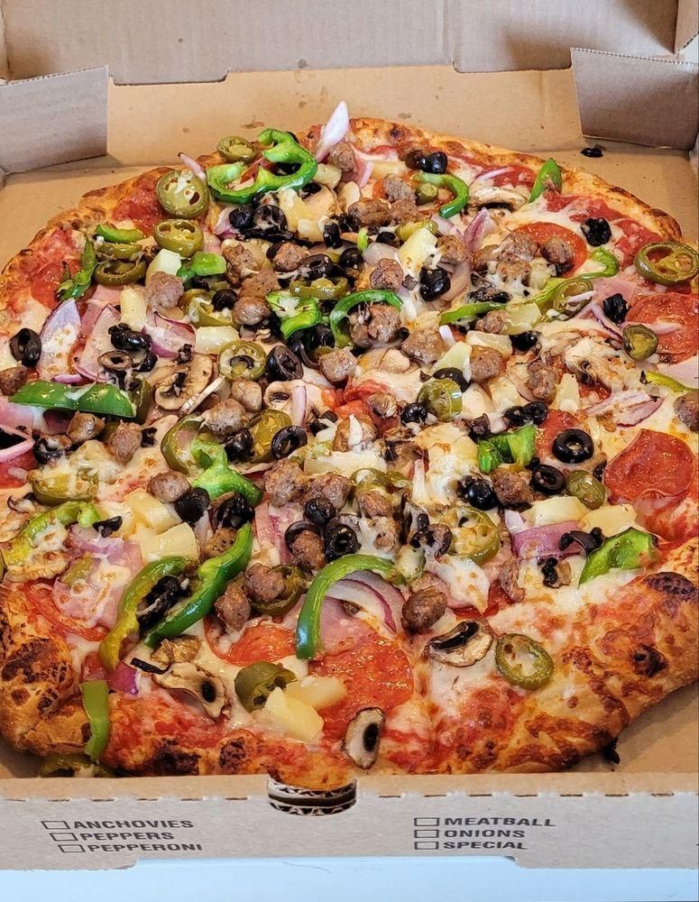 Large Deluxe Pizza dish