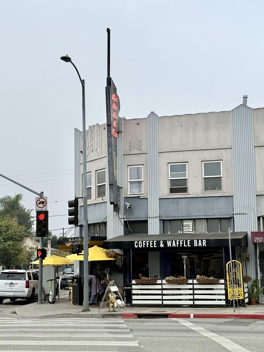 Los Angeles - Met Her At A Bar restaurant