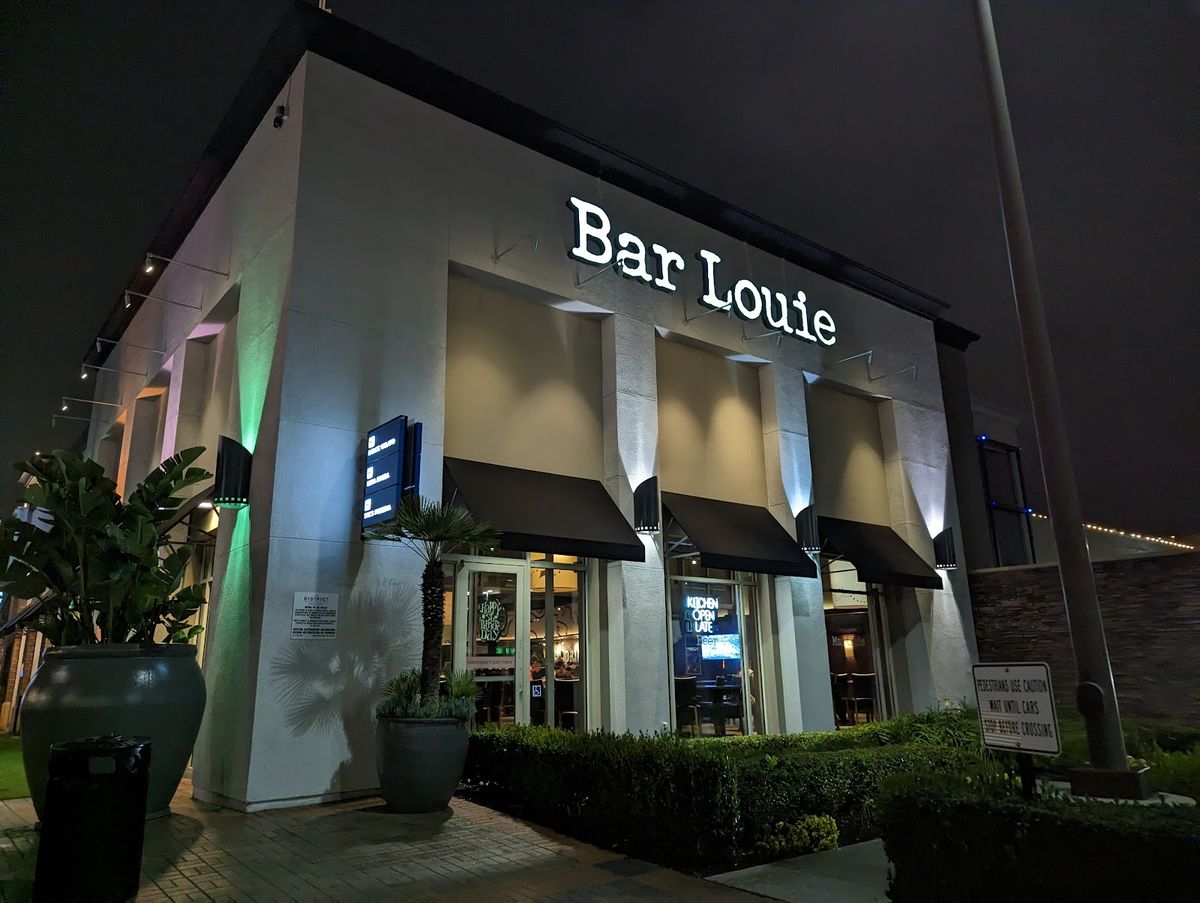 Tustin - Bar Louie - The District restaurant